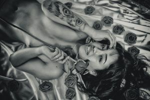 La Mujer y la Rosa | Fotografía erótica en Sevilla