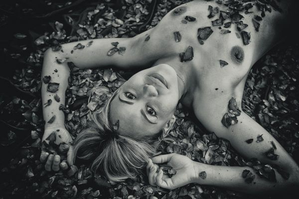 La Mujer y la Rosa - Fotografía boudoir en Sevilla