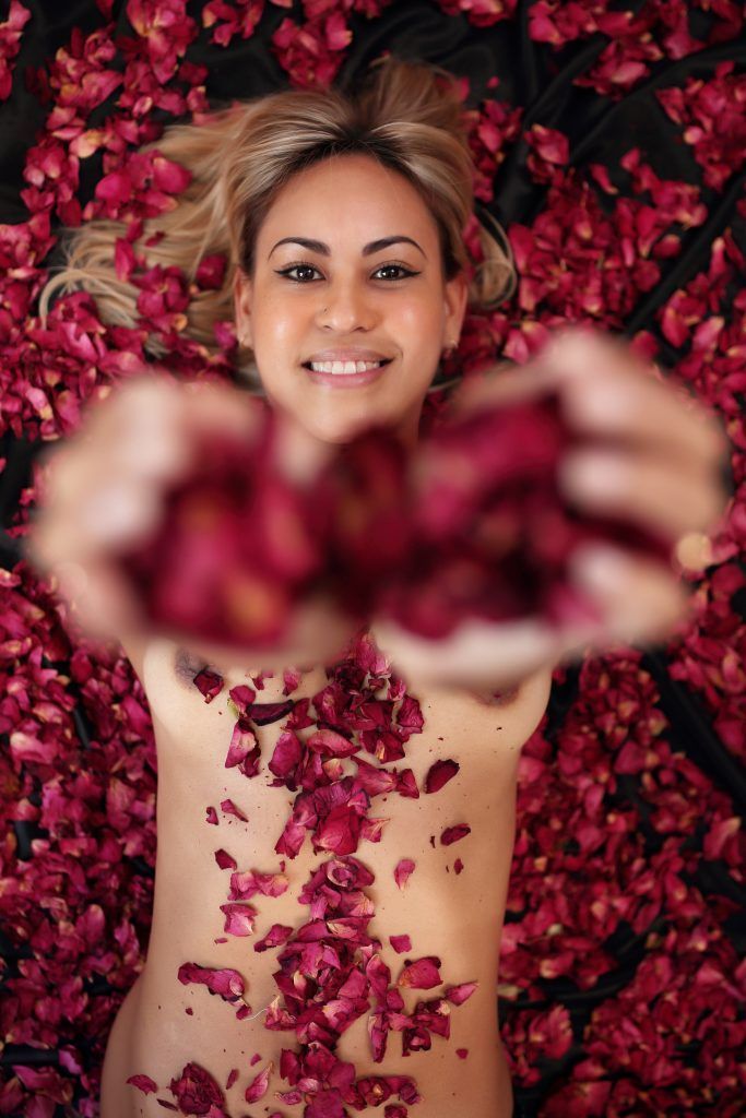 La Mujer y la Rosa - Fotografía boudoir en Sevilla