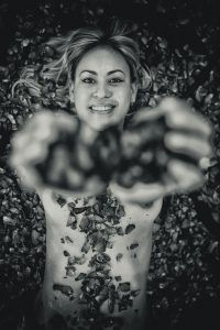 La Mujer y la Rosa - Fotografía boudoir en Sevilla