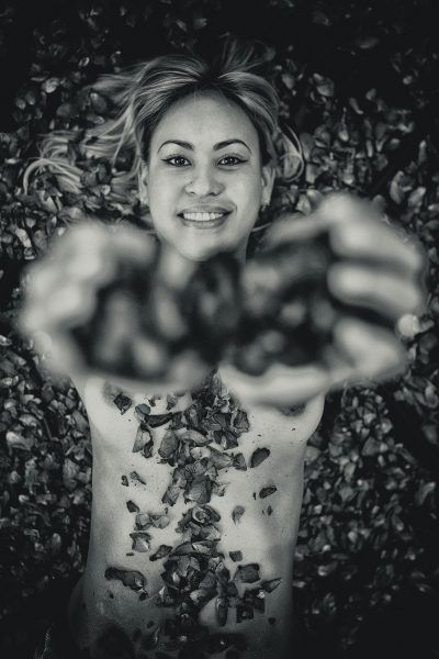 La Mujer y la Rosa - Fotografía boudoir en Sevilla