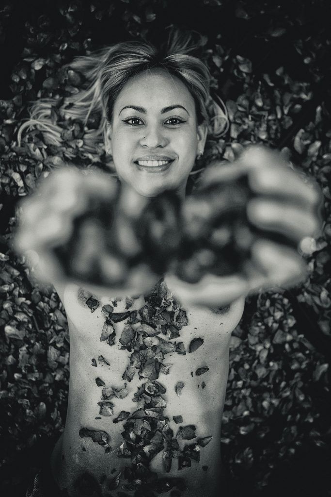 La Mujer y la Rosa - Fotografía boudoir en Sevilla