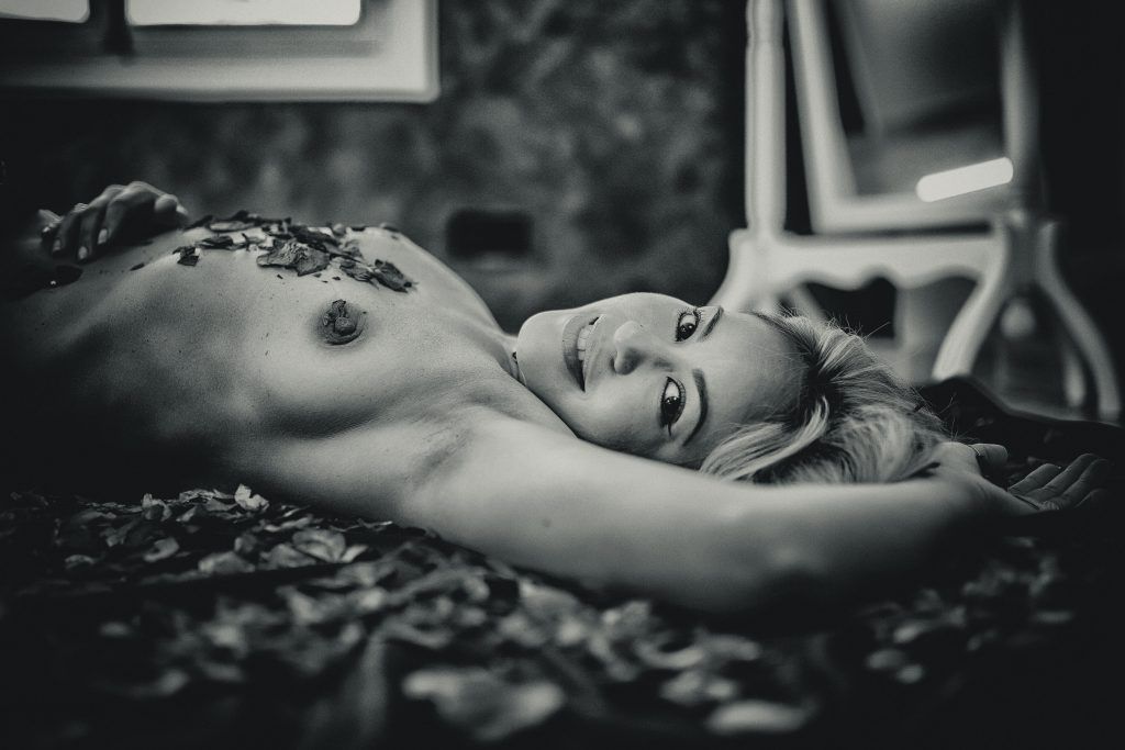 La Mujer y la Rosa - Fotografía boudoir en Sevilla