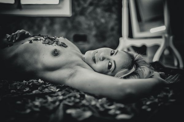 La Mujer y la Rosa - Fotografía boudoir en Sevilla