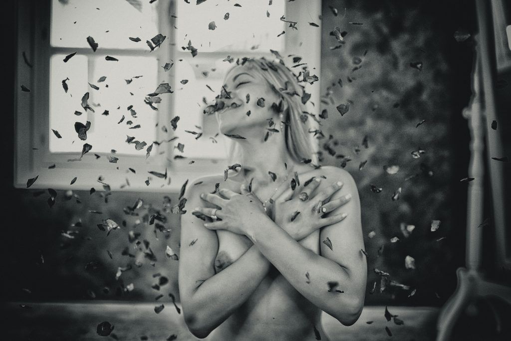 La Mujer y la Rosa - Fotografía boudoir en Sevilla