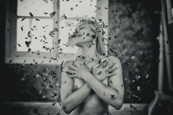 La Mujer y la Rosa - Fotografía boudoir en Sevilla