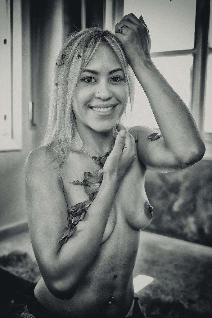La Mujer y la Rosa - Fotografía boudoir en Sevilla