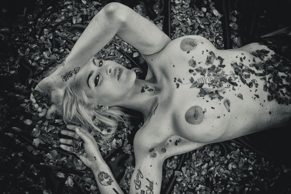 La Mujer y la Rosa | Fotografía erótica en Sevilla