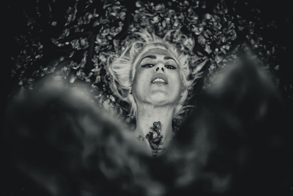 La Mujer y la Rosa | Fotografía erótica en Sevilla