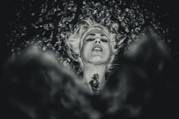La Mujer y la Rosa | Fotografía erótica en Sevilla