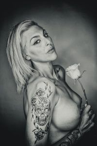 La Mujer y la Rosa | Fotografía erótica en Sevilla