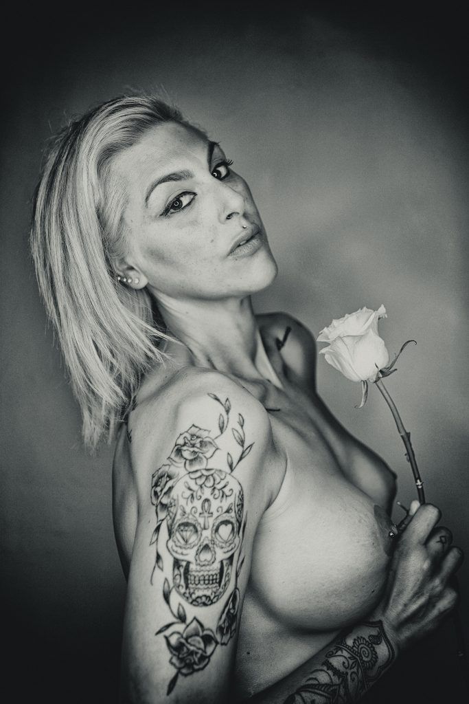 La Mujer y la Rosa | Fotografía erótica en Sevilla