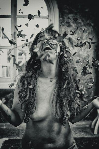 La Mujer y la Rosa | Fotografía erótica en Sevilla